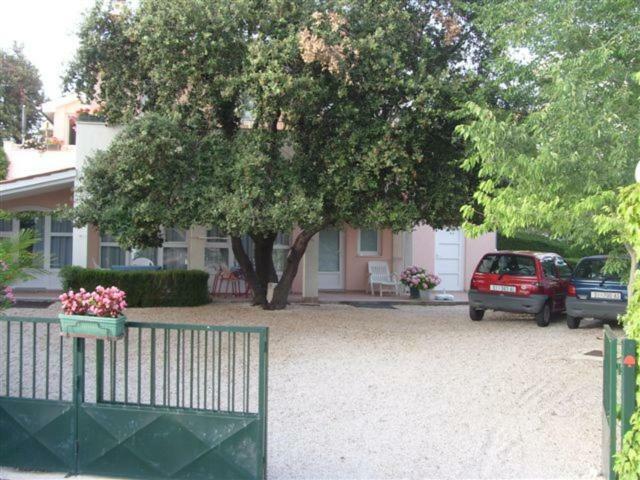 Apartments Tonka Примоштен Экстерьер фото