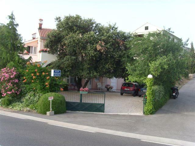Apartments Tonka Примоштен Экстерьер фото