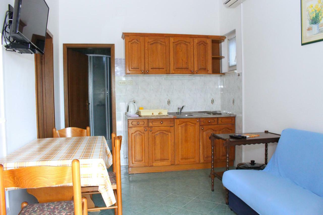 Apartments Tonka Примоштен Экстерьер фото