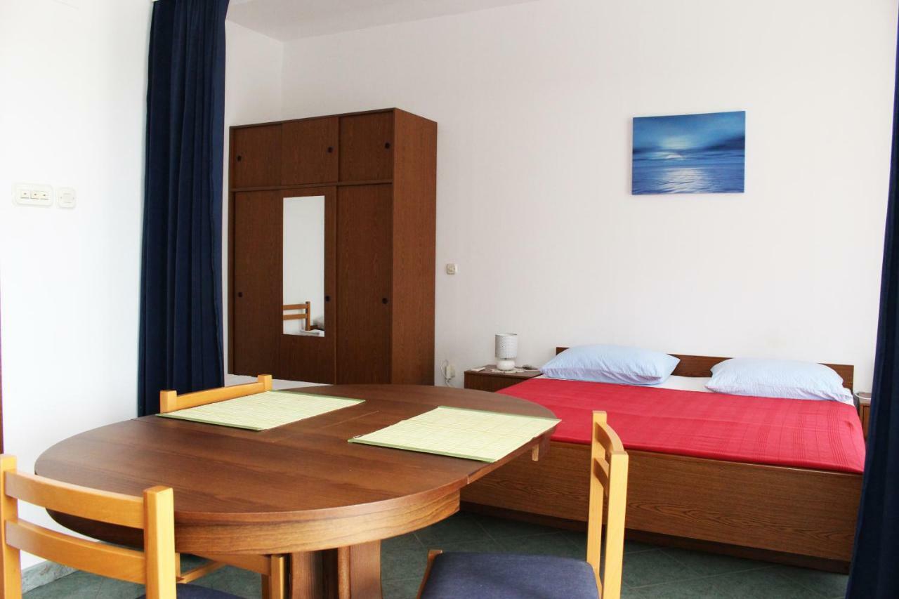 Apartments Tonka Примоштен Экстерьер фото